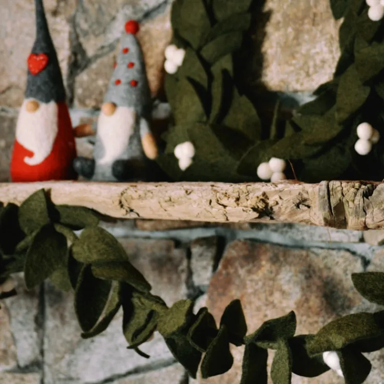 Fashion Felt Mistletoe Garland Garlands