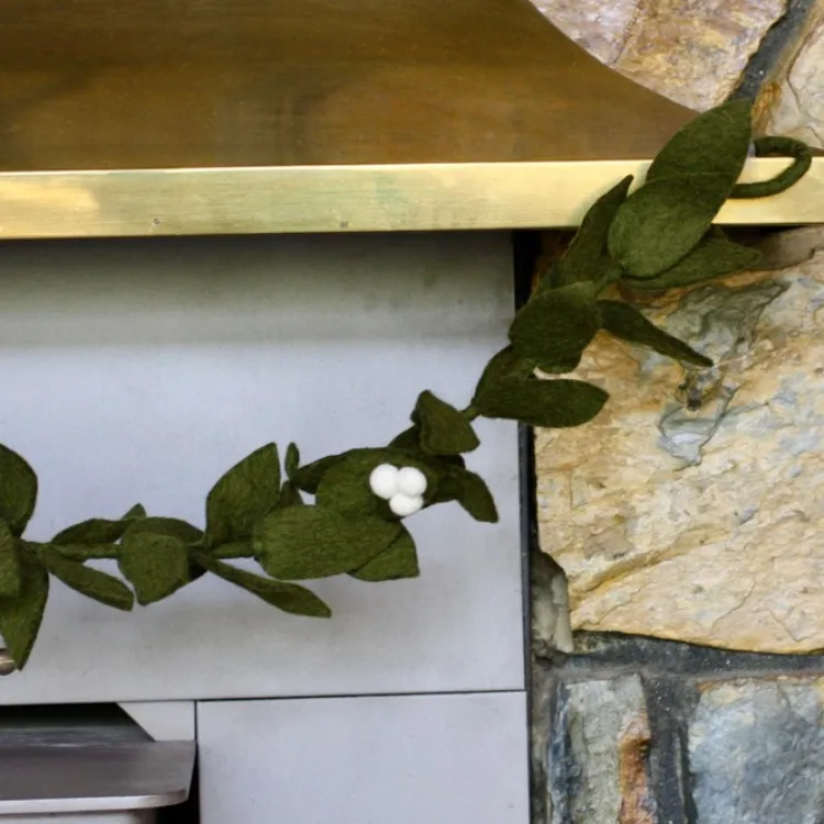 Fashion Felt Mistletoe Garland Garlands