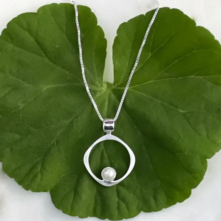 Online Wholeness Pearl Necklace Necklaces